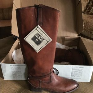 FRYE LINDSAY PLATE BOOT 7 -  COGNAC  -NEW W TAGS